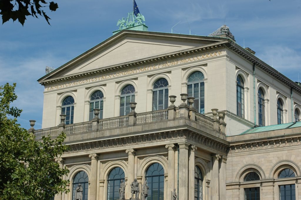 rechtsanwalt-hannover-georgstrasse-opernhaus Das Opernhaus Hannover in der Georgstrasse gegenüber unserer Rechtsanwaltskanzlei